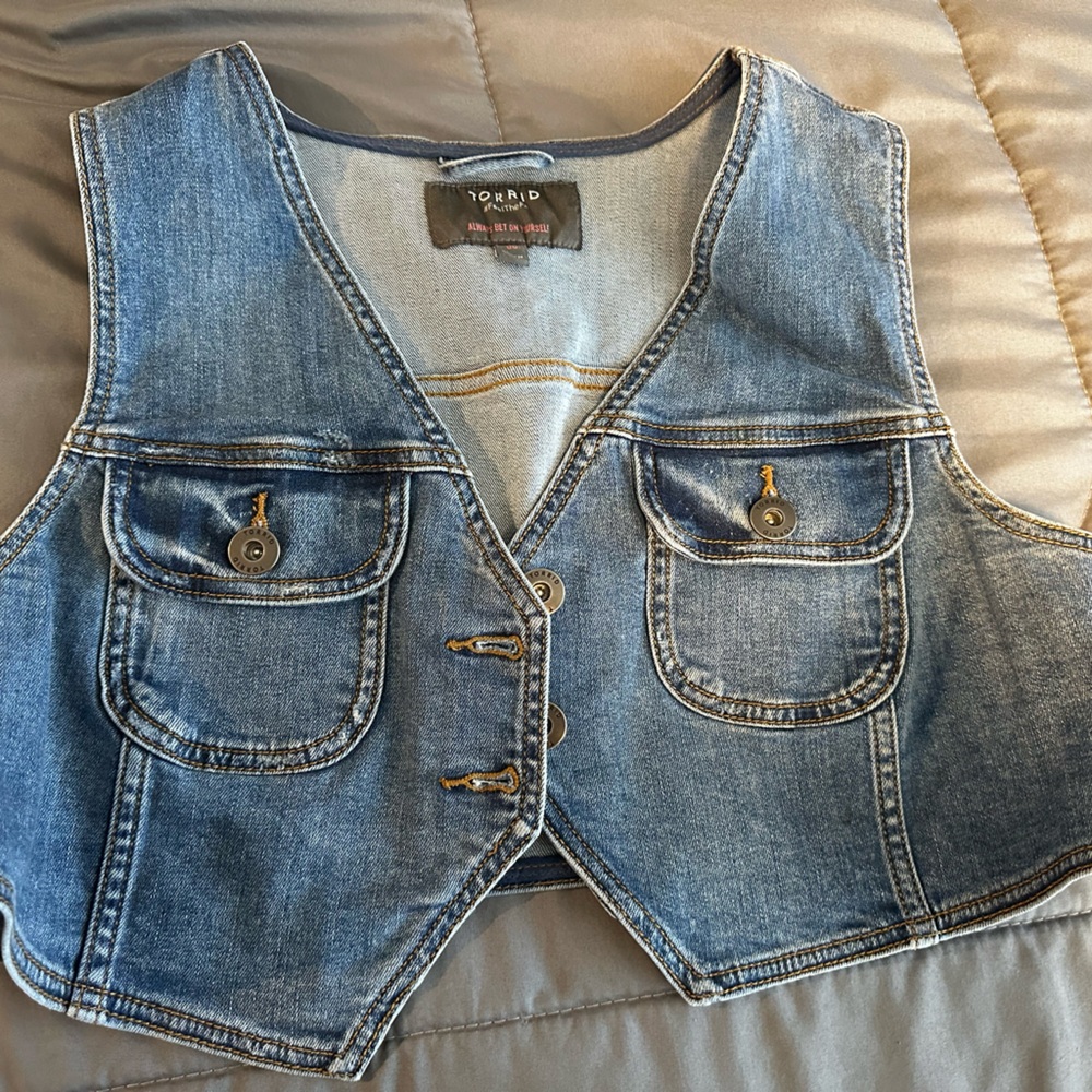 Gently used pretty little cropped vest from torrid.